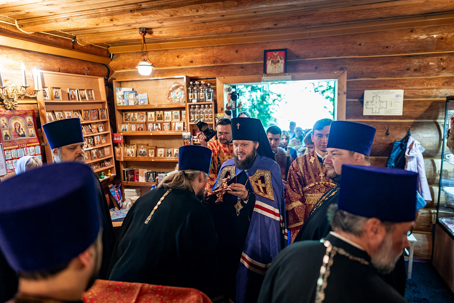 Божественная литургия в храме царственных страстотерпцев деревни Плещеево г.о. Подольск